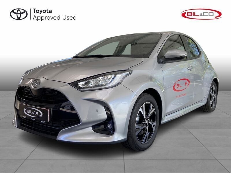 Shimmering silver Brugt 2025 Toyota Yaris Style Sedan | 273.890 kr. - Billede 1/4