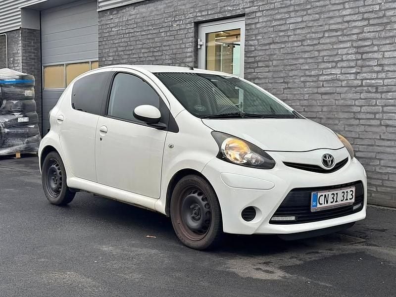 Hvid Brugt 2012 Toyota Aygo T2 Hatchback | 29.000 kr. (Fair pris) - Billede 1/4