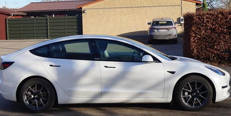 hvid Brugt 2020 Tesla Model 3 Long Range AWD Sedan | 258.100 kr. (Fair pris) - Billede 1/5