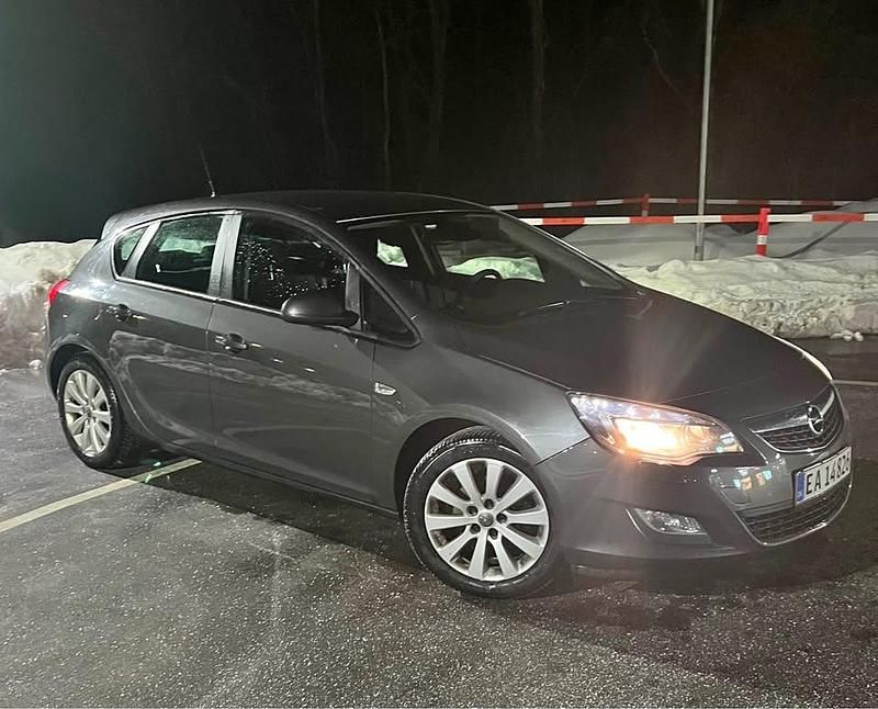 Brugt Opel Astra 131 HK (96 kW) 2012 Grå Hatchback