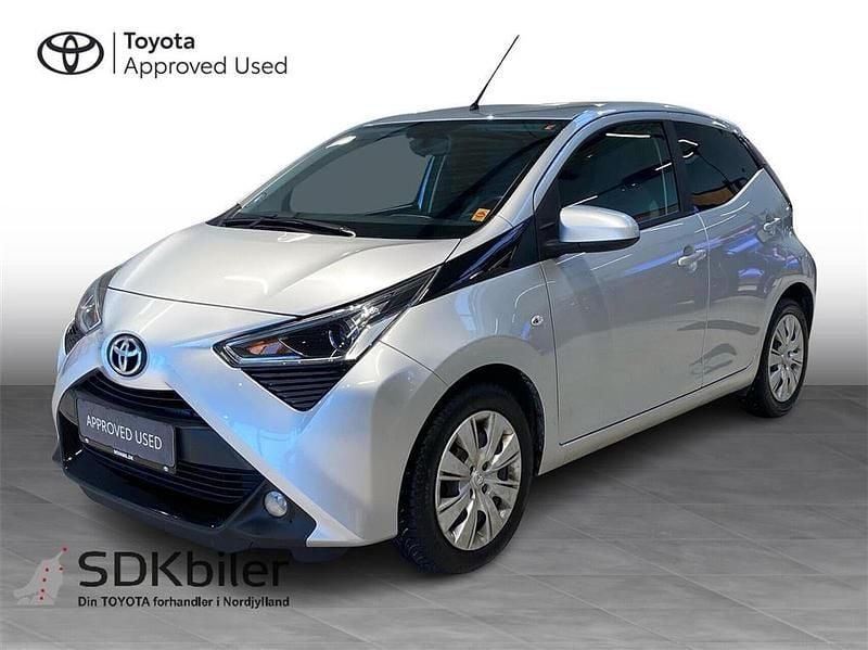 Silver sparkle Brugt 2020 Toyota Aygo x-press Hatchback | 94.900 kr. (Lidt for dyr) - Billede 1/3