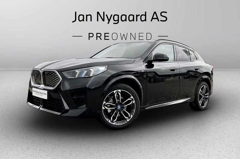 Sortmetal Brugt 2025 BMW iX2 M Sport SUV | 364.000 kr. (Fair pris) - Billede 1/4