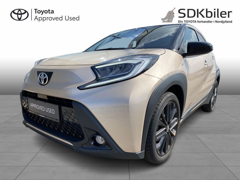 Ginger beige/black Brugt 2024 Toyota Aygo Design Hatchback | 164.900 kr. (Lidt for dyr) - Billede 1/4