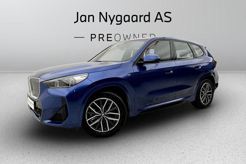 Mørkblåmetal Brugt 2025 BMW iX1 M Sport SUV | 379.000 kr. (God pris) - Billede 1/3