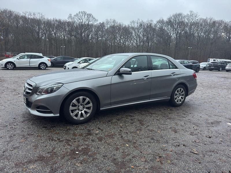 Sølvmetal Brugt 2013 Mercedes E220 Avantgarde Sedan | 134.900 kr. (Lidt for dyr) - Billede 1/4