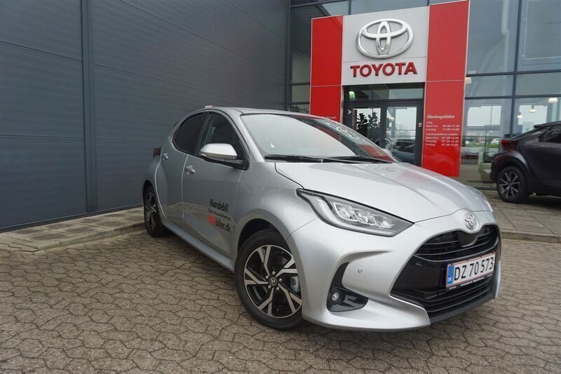1l0 shimmering silver Brugt 2024 Toyota Yaris Hybrid Comfort Hatchback | 234.900 kr. (Lidt for dyr) - Billede 1/3