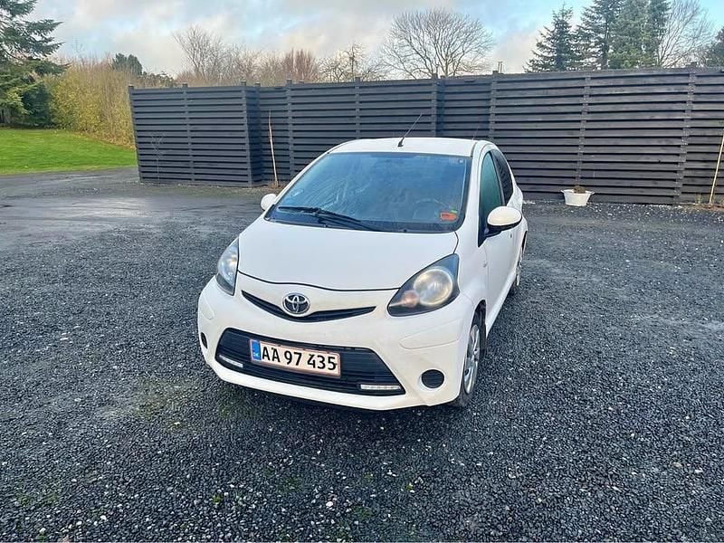 Hvid Brugt 2012 Toyota Aygo Hatchback | 35.000 kr. (Fair pris) - Billede 1/4