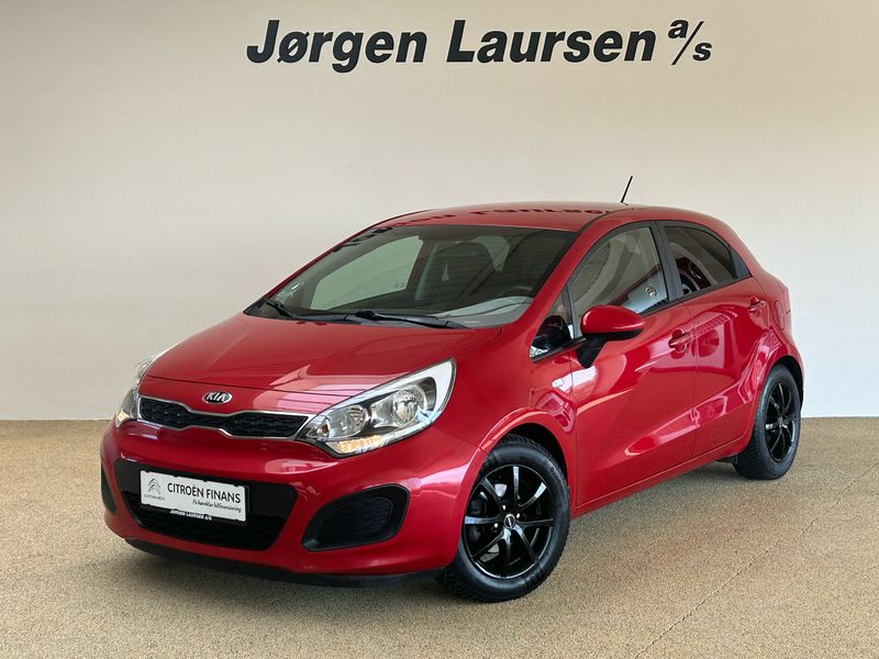 Rødmetal Brugt 2014 Kia Rio FIFA World Cup Edition Hatchback | 49.800 kr. (Fair pris) - Billede 1/4