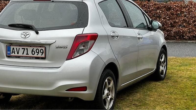 Brugt Toyota Yaris 69 HK (50 kW) 2013 Grå Hatchback