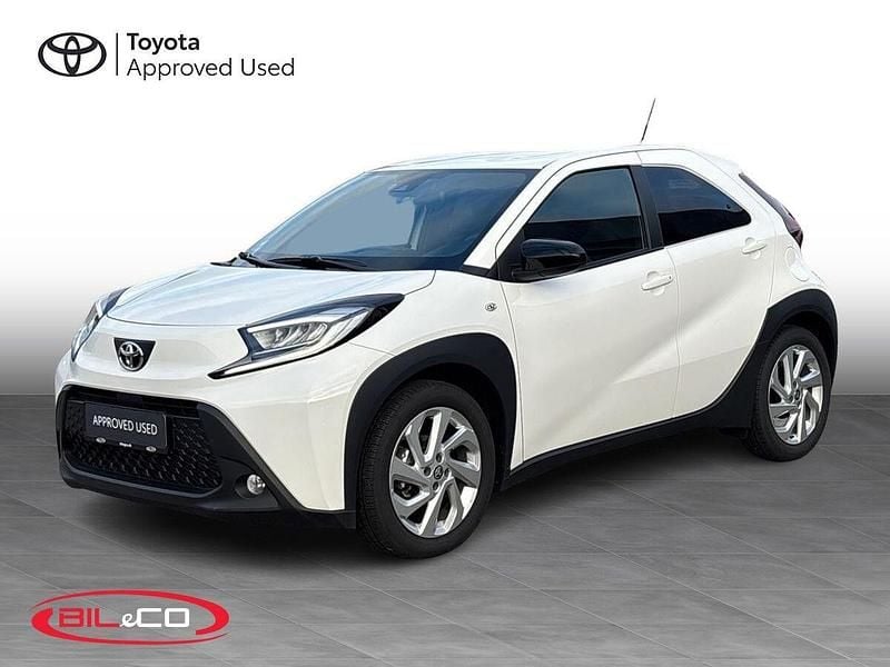040 pure white Ny 2025 Toyota Aygo Active Hatchback | 153.900 kr. (Fair pris) - Billede 1/3