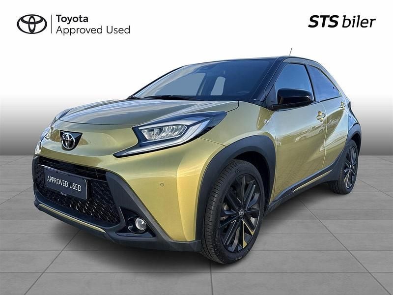 Guldmetal Brugt 2023 Toyota Aygo X Design SUV | 174.900 kr. - Billede 1/3