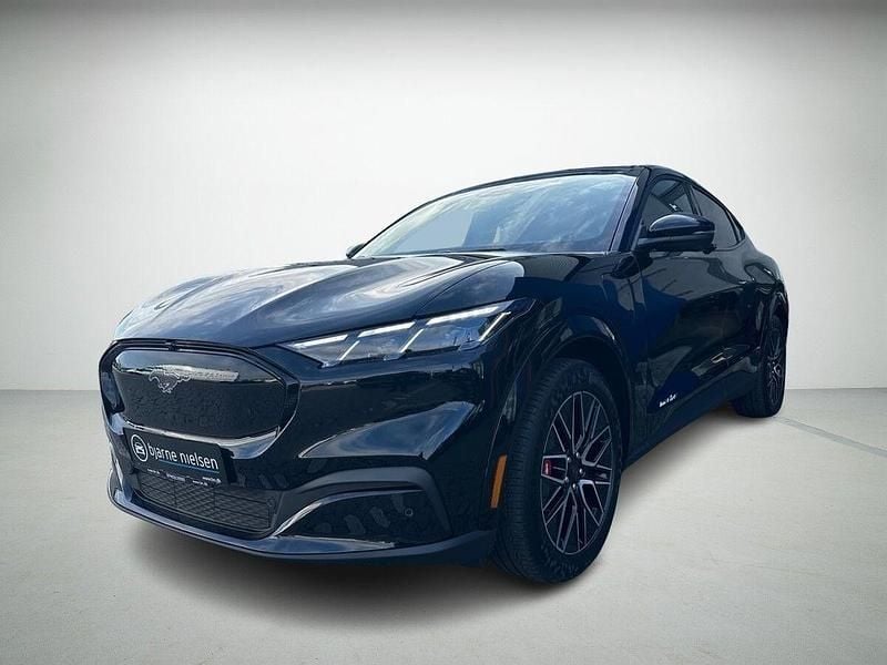 Sortmetal Ny 2025 Ford Mustang Mach-E Extended Range SUV | 447.575 kr. - Billede 1/4