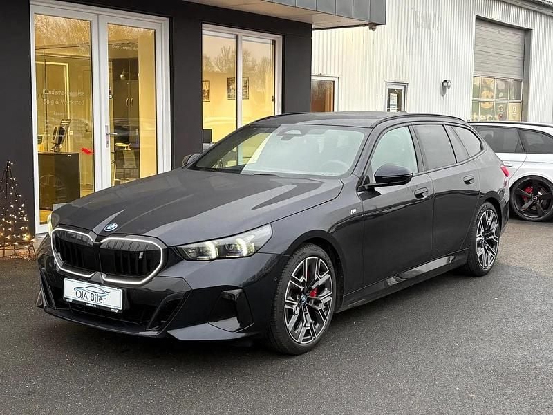 Carbonsortmetal Brugt 2024 BMW i5 M Sport Stationcar | 574.900 kr. (Fair pris) - Billede 1/4