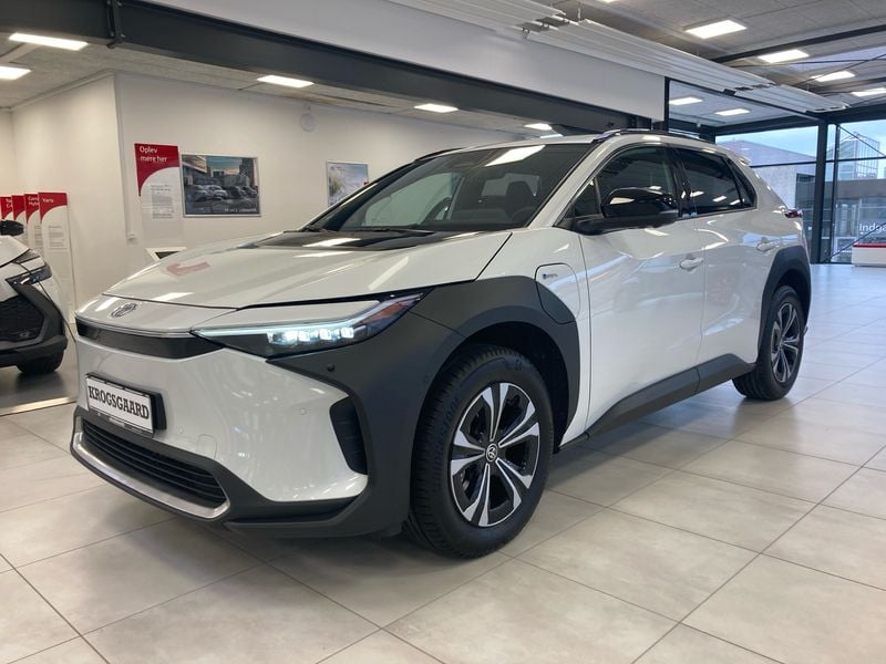 Platinum pearl white Ny 2024 Toyota bZ4X Executive SUV | 319.900 kr. (Fair pris) - Billede 1/1