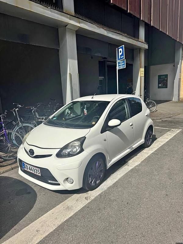 Hvid Brugt 2013 Toyota Aygo Hatchback | 30.000 kr. (God pris) - Billede 1/4