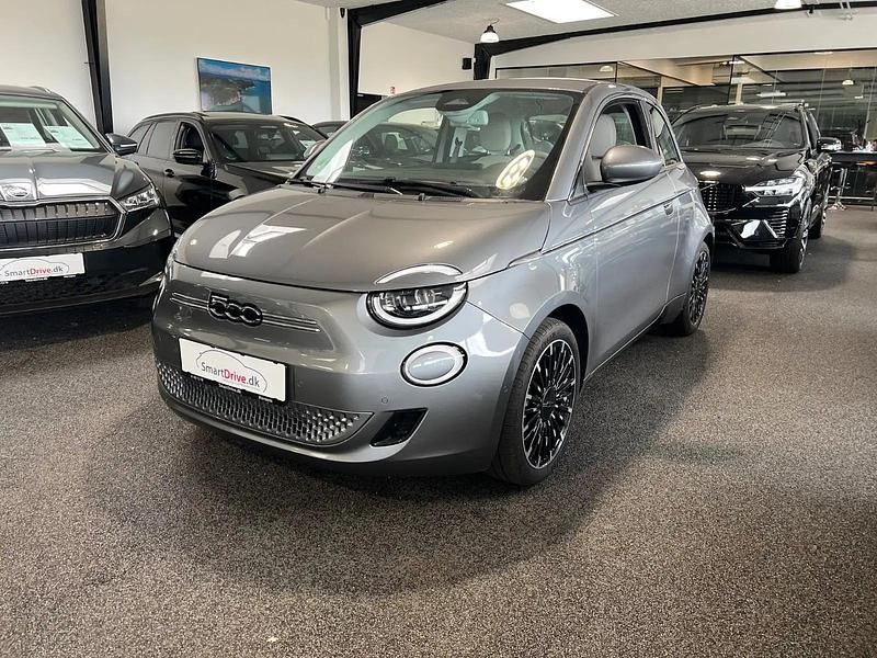 Sølvmetal Brugt 2023 Fiat 500e La Prima Hatchback | 172.990 kr. (Dyr) - Billede 1/4