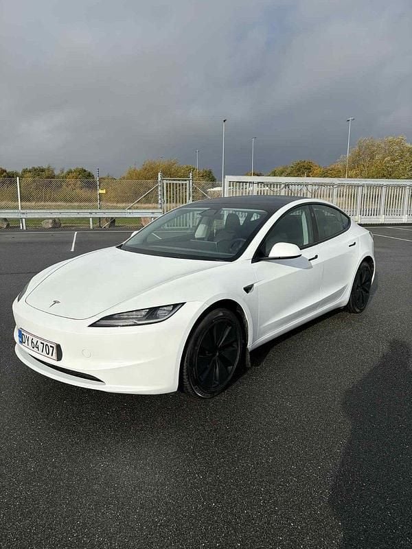 Hvidmetal Brugt 2024 Tesla Model 3 RWD Sedan | 254.900 kr. (God pris) - Billede 1/4