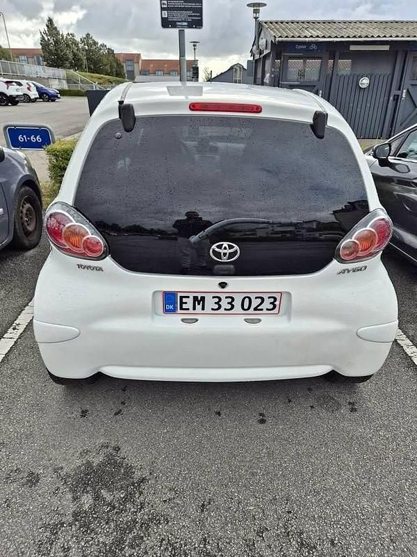 Hvid Brugt 2013 Toyota Aygo Hatchback | 35.000 kr. (Fair pris) - Billede 1/4
