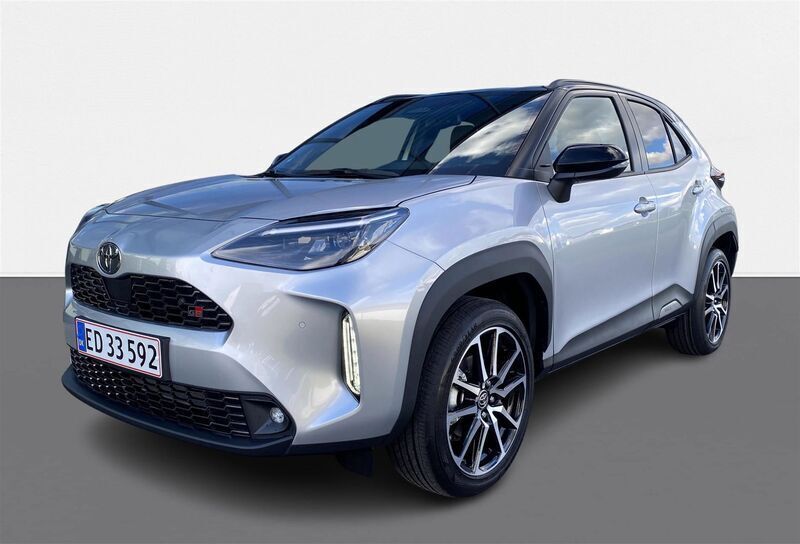 Shimmering silver/black Ny 2024 Toyota Yaris Cross Sport SUV | 349.900 kr. - Billede 1/4