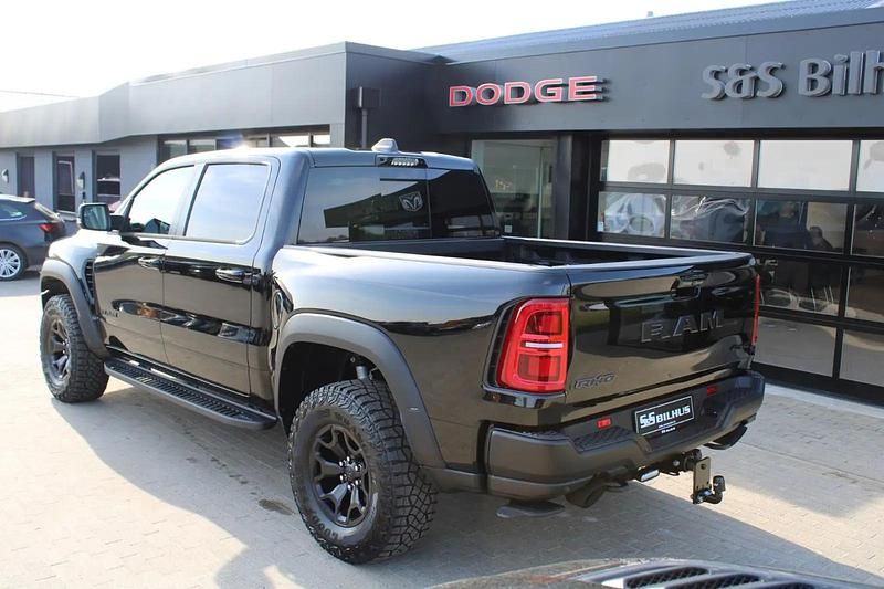 Ny Dodge Ram 540 HK (397 kW) 2025 Sortmetal Afhentning