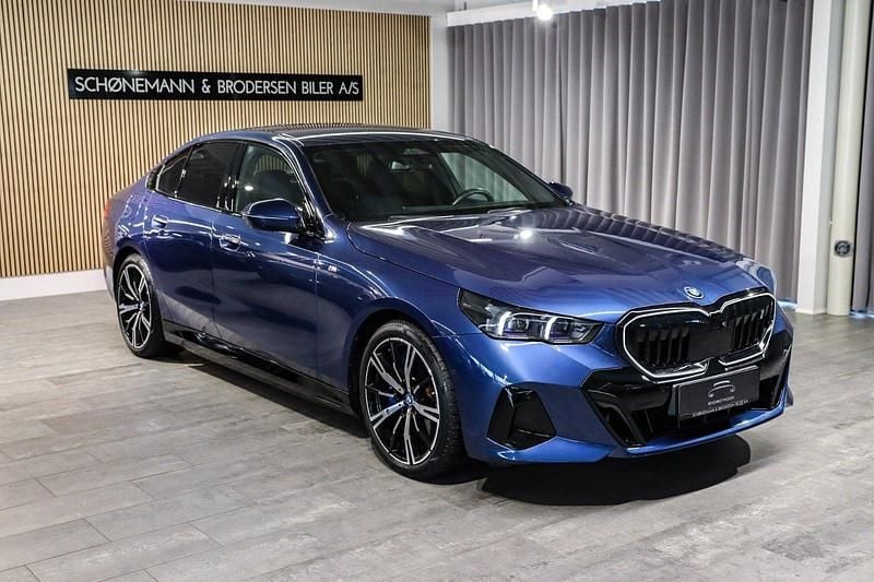 Blåmetal Brugt 2024 BMW i5 M Sport Sedan | 554.900 kr. (Dyr) - Billede 1/4