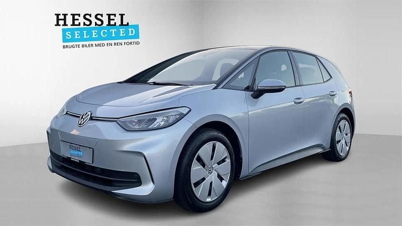 Scale silver metallic Ny 2025 VW ID.3 Pure Hatchback | 219.900 kr. - Billede 1/4