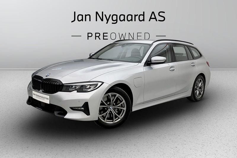Sølvmetal Brugt 2021 BMW 330e Sport Line Stationcar | 279.000 kr. (Fair pris) - Billede 1/3