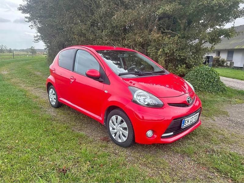 Rød Brugt 2013 Toyota Aygo Hatchback | 41.000 kr. (Fair pris) - Billede 1/4