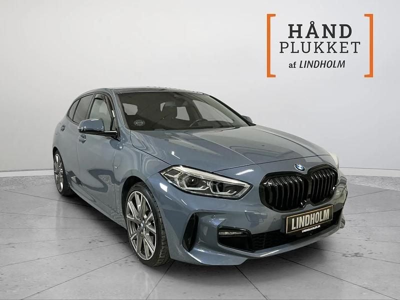 Mørkgrå Brugt 2021 BMW 120 M Sport Hatchback | 299.900 kr. - Billede 1/3