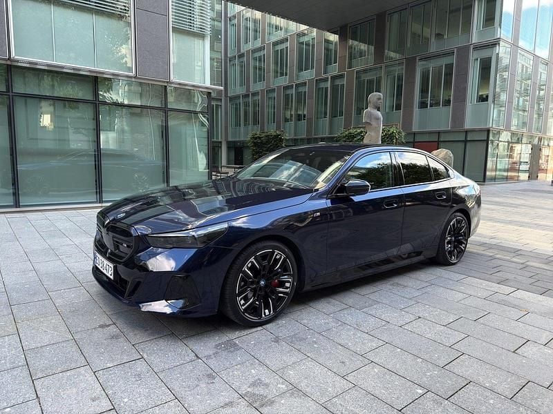 Blåmetal Brugt 2024 BMW i5 M Sport Sedan | 684.900 kr. (God pris) - Billede 1/4