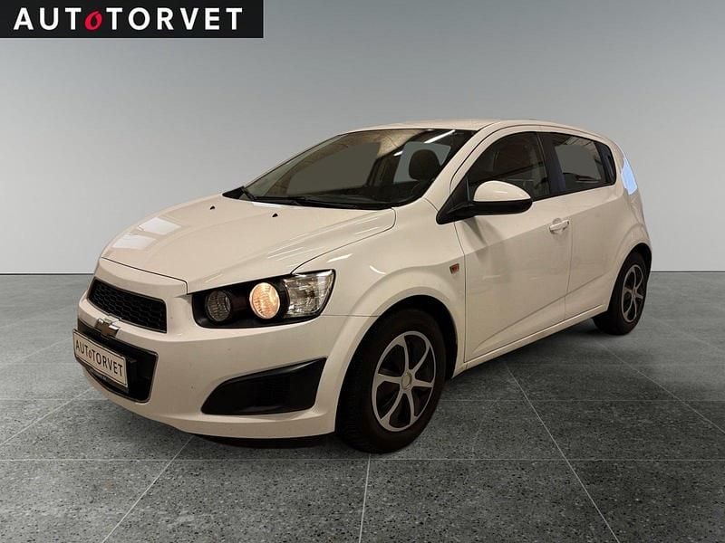 Hvid Brugt 2013 Chevrolet Aveo LT Sedan | 29.700 kr. (God pris) - Billede 1/4