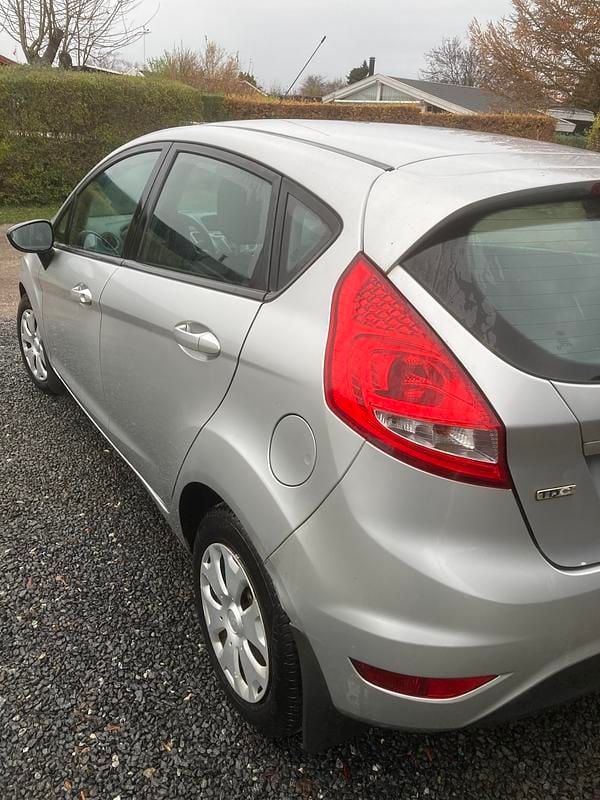 sølvgrå Brugt 2010 Ford Fiesta Titanium Hatchback | 15.900 kr. (Fair pris) - Billede 1/4