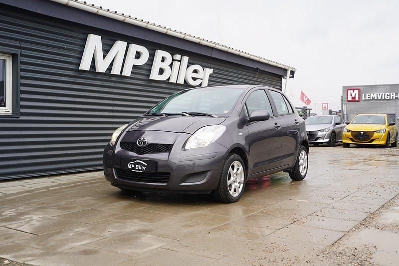 Brugt Toyota Yaris 100 HK (73 kW) 2010 Gråmetal Hatchback