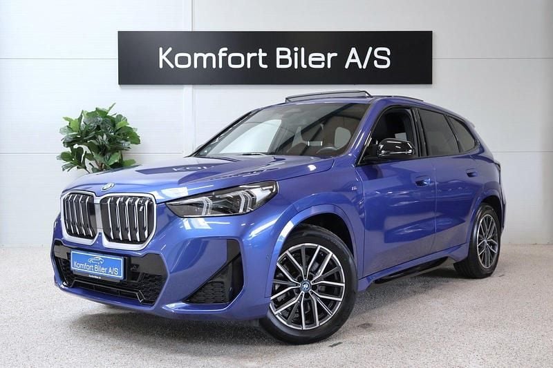 Blåmetal Brugt 2023 BMW iX1 M Sport SUV | 374.900 kr. (Fair pris) - Billede 1/4