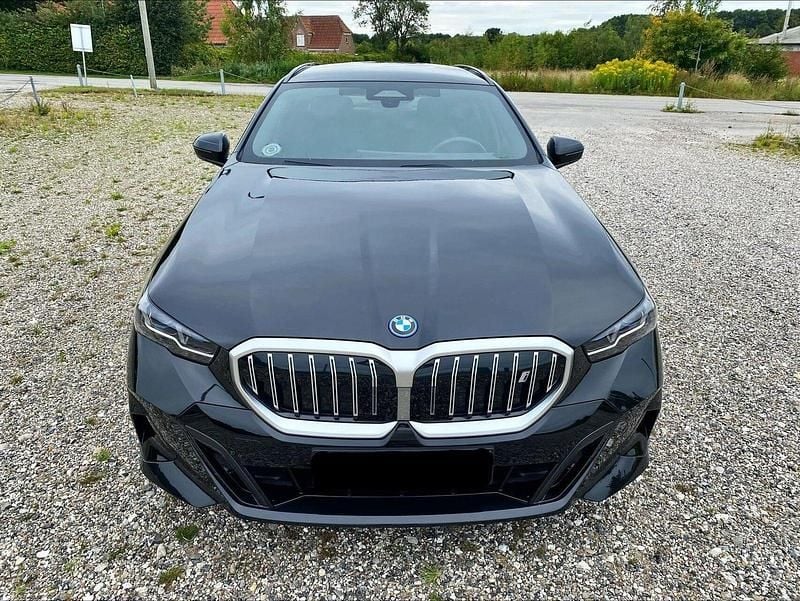 Sortmetal Brugt 2025 BMW i5 M Sport Sedan | 554.900 kr. (Super pris) - Billede 1/4