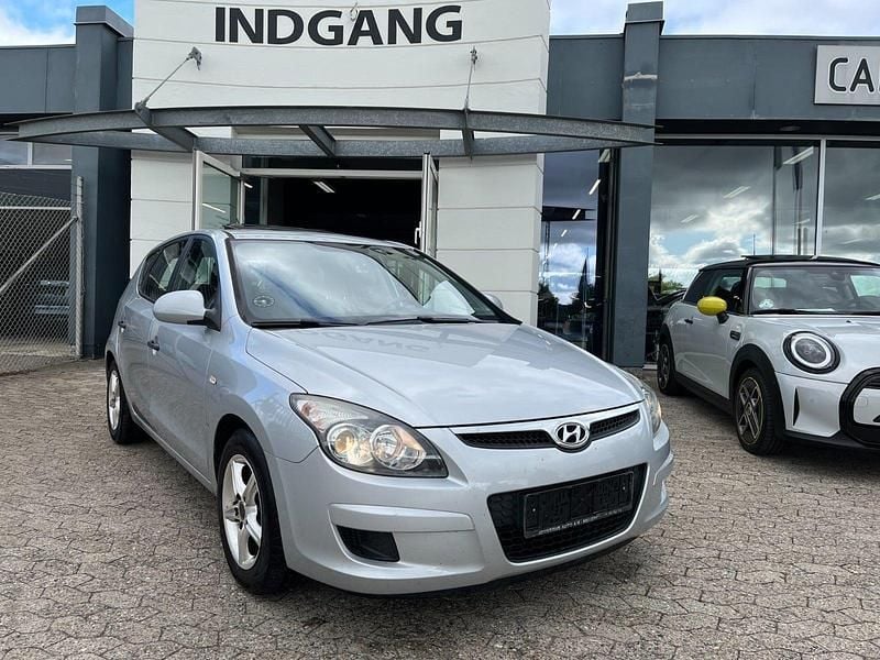 Sølvmetal Brugt 2009 Hyundai i30 Classic Hatchback | 29.800 kr. (God pris) - Billede 1/4