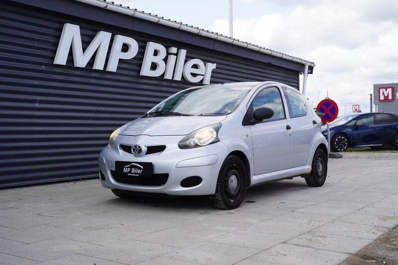 Sølvmetal Brugt 2009 Toyota Aygo Hatchback | 7.500 kr. (Super pris) - Billede 1/4