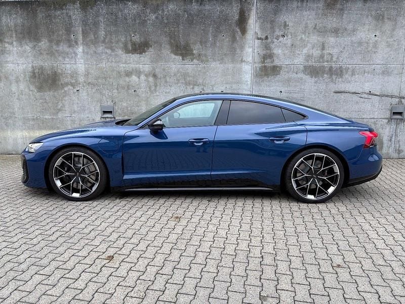 Mørkblåmetal Ny 2025 Audi e-tron GT quattro Sedan | 1.099.900 kr. - Billede 1/4