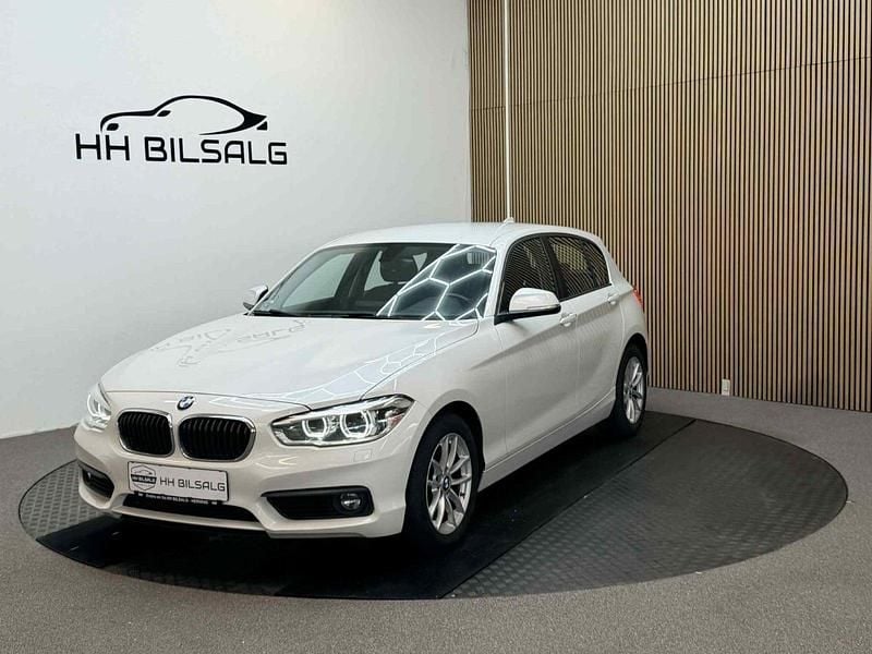 Hvid Brugt 2018 BMW 118 Advantage Hatchback | 129.700 kr. (God pris) - Billede 1/4