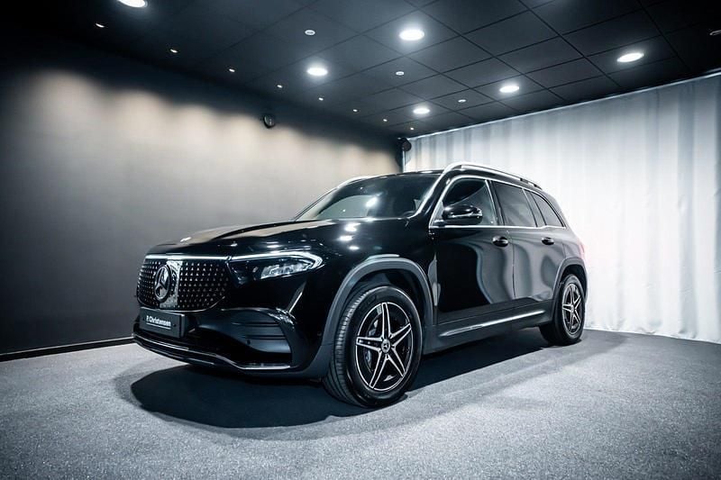 Farve: sort Brugt 2025 Mercedes EQB250+ AMG SUV | 389.900 kr. (Dyr) - Billede 1/4