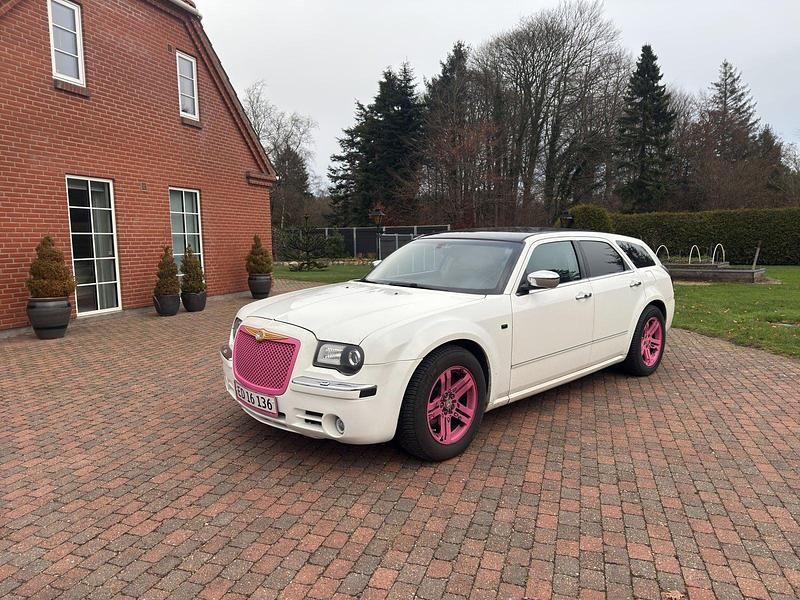 Hvid Brugt 2009 Chrysler 300C Touring Stationcar | 114.900 kr. - Billede 1/4