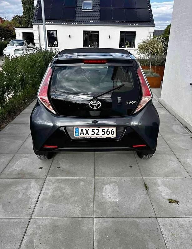 Grå Brugt 2015 Toyota Aygo Hatchback | 46.000 kr. (Fair pris) - Billede 1/4