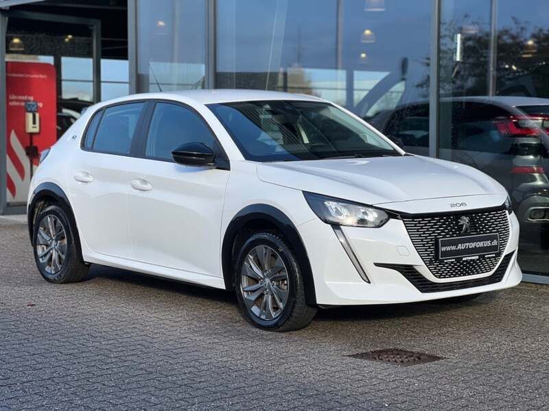 Hvid Brugt 2023 Peugeot e-208 Active Hatchback | 139.700 kr. (Fair pris) - Billede 1/3