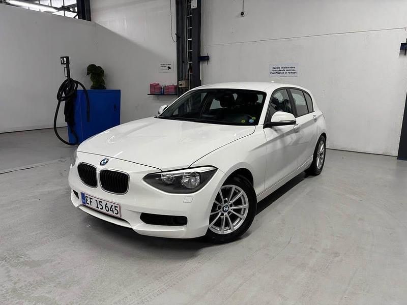 Hvid Brugt 2013 BMW 118 Comfort Edition Hatchback | 68.500 kr. (Fair pris) - Billede 1/4