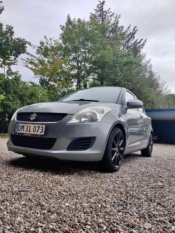 Grå Brugt 2011 Suzuki Swift Hatchback | 35.000 kr. (Lidt for dyr) - Billede 1/4