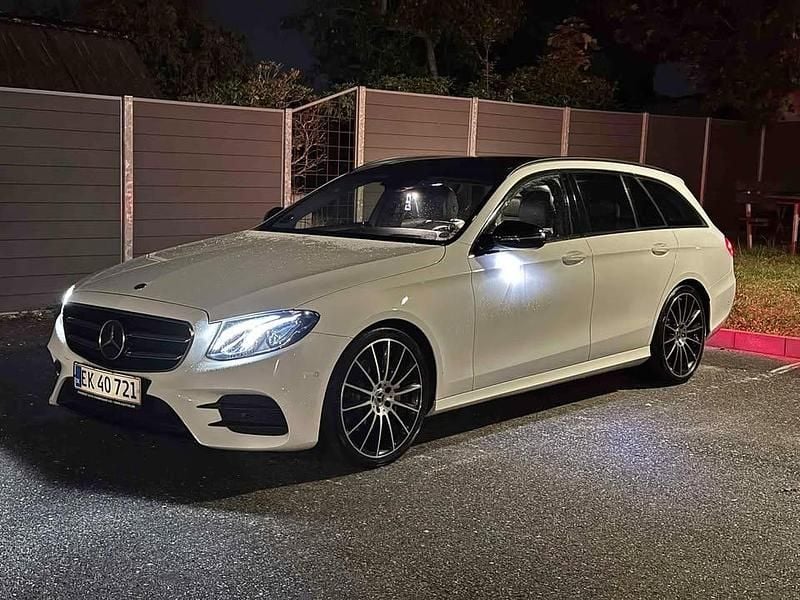 Hvid Brugt 2018 Mercedes E220 AMG line Stationcar | 279.900 kr. (Fair pris) - Billede 1/4