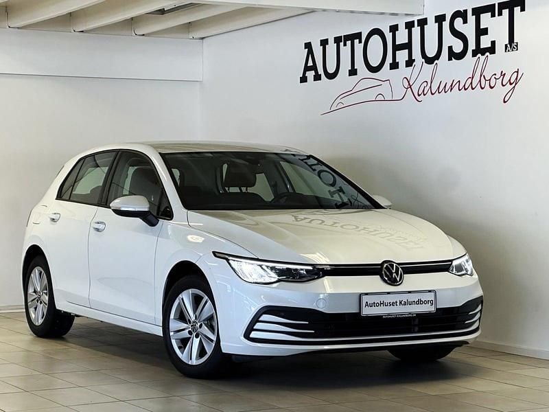 Perlemorshvid Brugt 2020 VW Golf VIII Life Hatchback | 274.900 kr. (Fair pris) - Billede 1/4