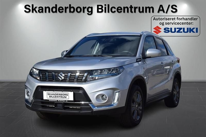 Silky silver metallic Brugt 2022 Suzuki Vitara Active SUV | 199.900 kr. (Fair pris) - Billede 1/4