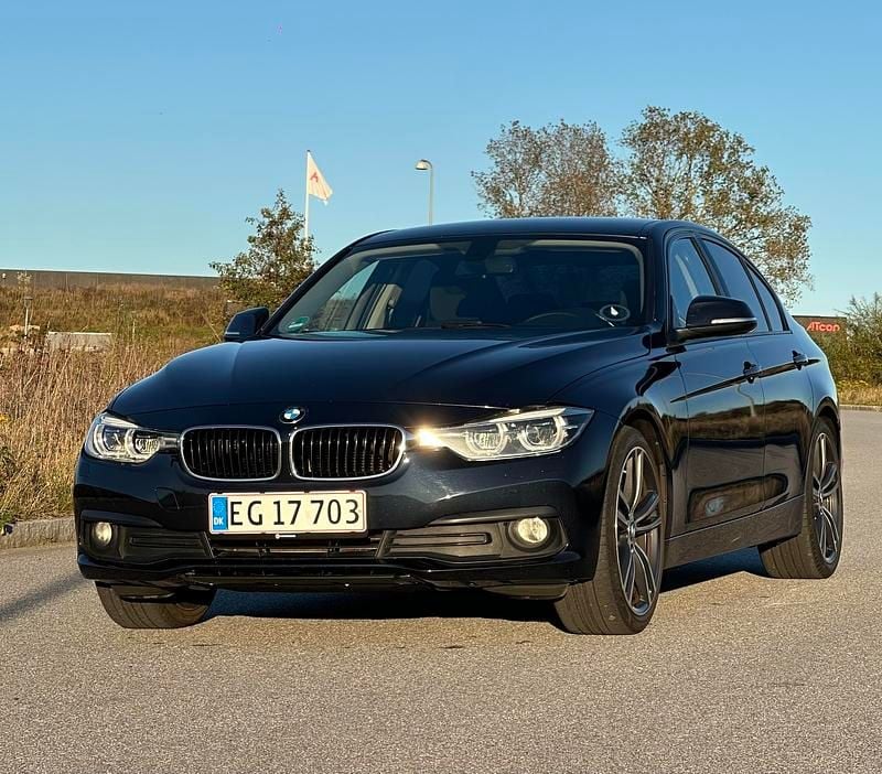 Midnight Sapphire Brugt 2017 BMW 320 Advantage Sedan | 195.000 kr. - Billede 1/10