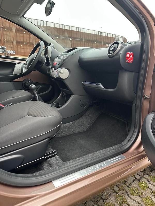 Brun Brugt 2013 Peugeot 107 Comfort Hatchback | 39.999 kr. (Fair pris) - Billede 1/8